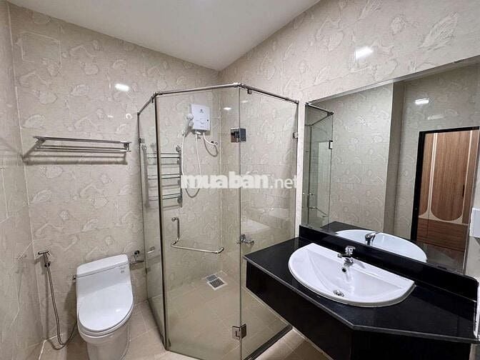 1PN ban công mới khai cao cấp mới khai trương ngay vòng xoay dân chủ