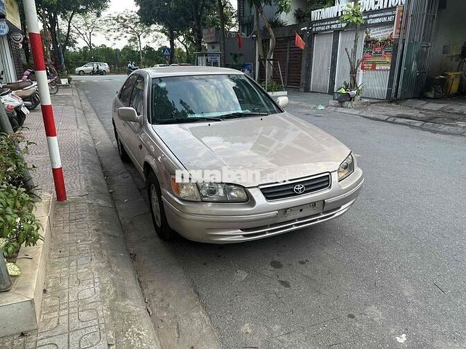 Toyota Camry 5 chỗ màu Bạc