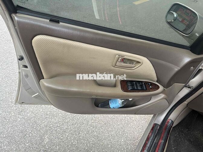 Toyota Camry 5 chỗ màu Bạc