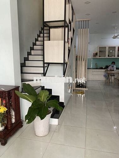 Cho thuê nhà nguyên căn 1 trệt, 1 lầu , 2 phòng ngủ, 2 nhà vệ sinh