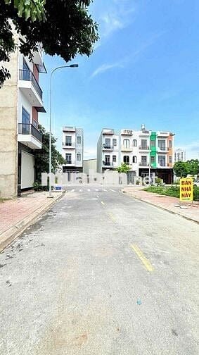 nhà phố 4p ngủ 1 phòng thờ sổ sẳn công chứng ngay