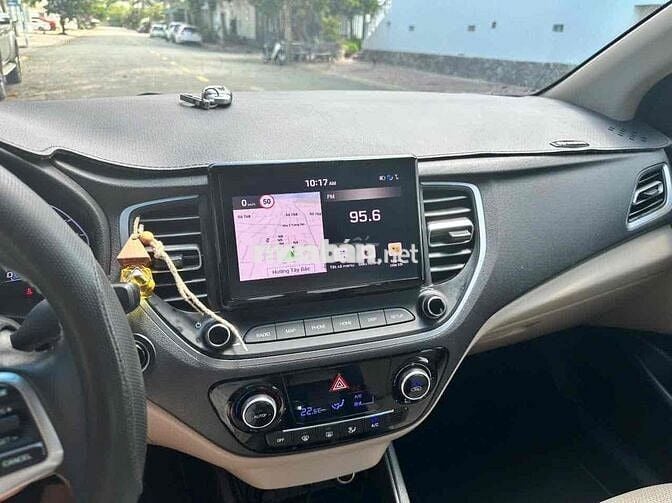 Hyundai Accent Trắng 27435 km