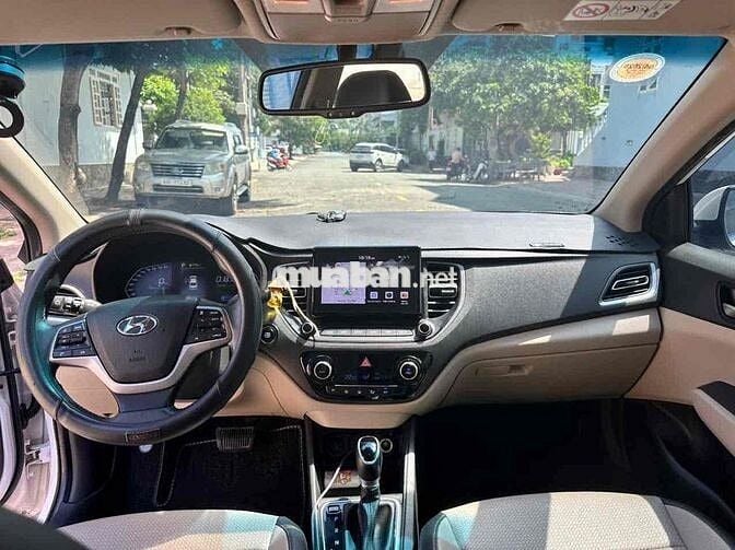 Hyundai Accent Trắng 27435 km