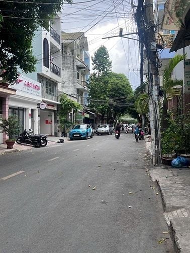 CHO THUÊ XƯỞNG HẺM 10M ĐƯỜNG LŨY BÁN BÍCH . DT: 12x15m ĐÚC 3 LẦU
