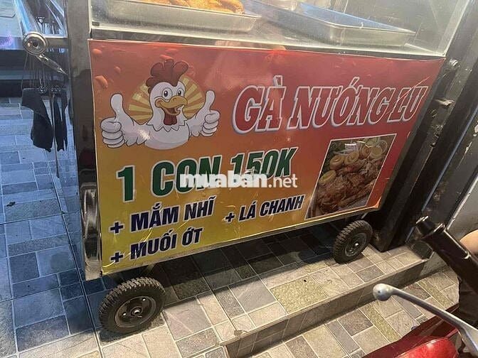 Nhân viên phụ quán gà nướng