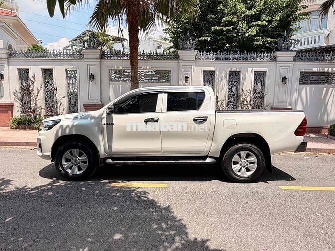 Toyota Hilux Trắng Số tự động Dầu