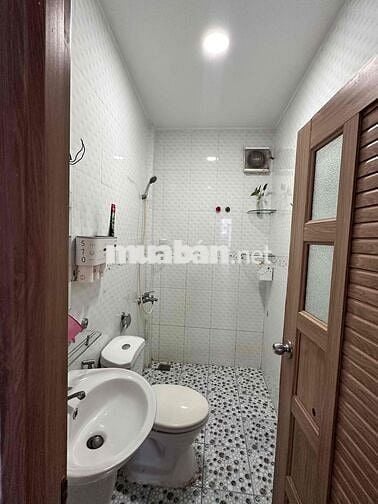 Cho Thuê Nhà Nguyên Căn Lò Siêu Quận 11. Nhà Mới Rộng Thoáng 12 Tr/th