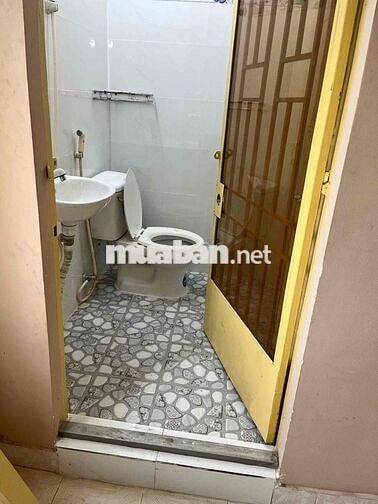 Phòng trống toilet riêng có ban công giờ giấc tự do