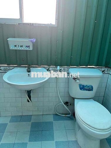 Phòng trống toilet riêng có ban công giờ giấc tự do