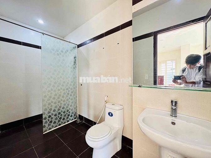 HIÊM CÓ CĂN HỘ BAN CÔNG 1PN 70m2 FULL TIỆN NGHI NGAY UNG VĂN KHIÊM 10T