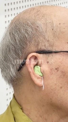 Dù đôi mắt không còn sáng rõ, bác vẫn muốn đôi tai mình được lắng nghe