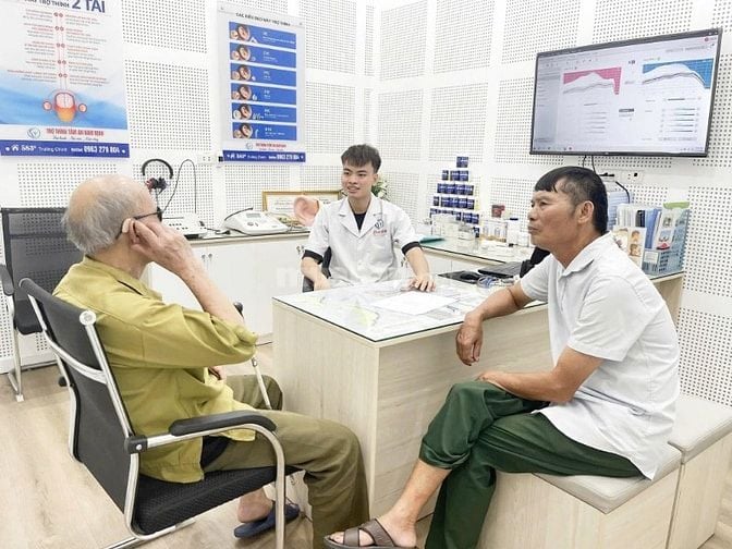 Dù đôi mắt không còn sáng rõ, bác vẫn muốn đôi tai mình được lắng nghe