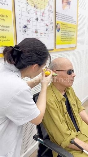 Dù đôi mắt không còn sáng rõ, bác vẫn muốn đôi tai mình được lắng nghe