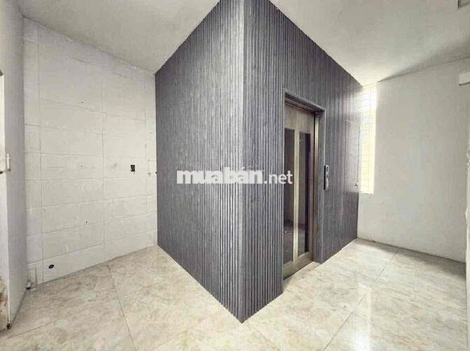 Toà nhà 1 hầm 1 trệt. 2 Lầu , sân thường , 9x17m gần Becamex Tower