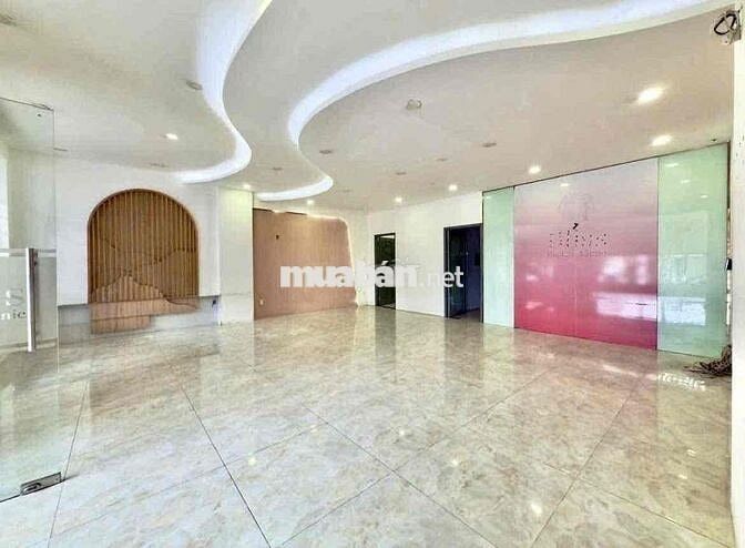 Toà nhà 1 hầm 1 trệt. 2 Lầu , sân thường , 9x17m gần Becamex Tower