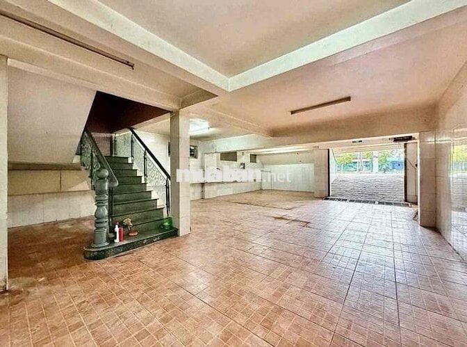 Toà nhà 1 hầm 1 trệt. 2 Lầu , sân thường , 9x17m gần Becamex Tower