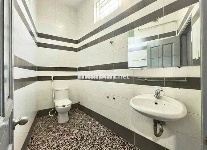 Toà nhà 1 hầm 1 trệt. 2 Lầu , sân thường , 9x17m gần Becamex Tower