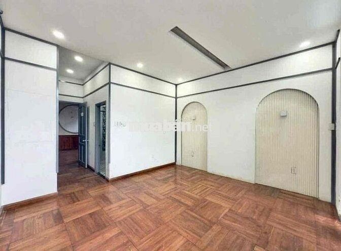 Toà nhà 1 hầm 1 trệt. 2 Lầu , sân thường , 9x17m gần Becamex Tower