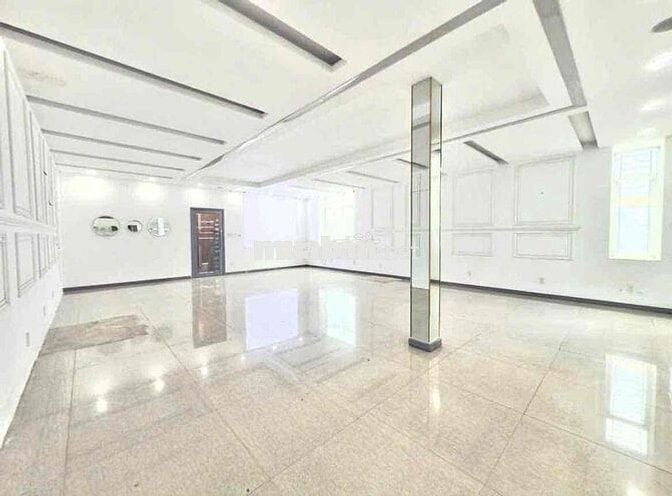 Toà nhà 1 hầm 1 trệt. 2 Lầu , sân thường , 9x17m gần Becamex Tower