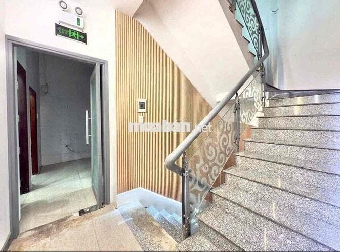 Toà nhà 1 hầm 1 trệt. 2 Lầu , sân thường , 9x17m gần Becamex Tower