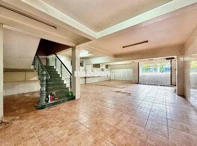 Toà nhà 1 hầm 1 trệt. 2 Lầu , sân thường , 9x17m gần Becamex Tower