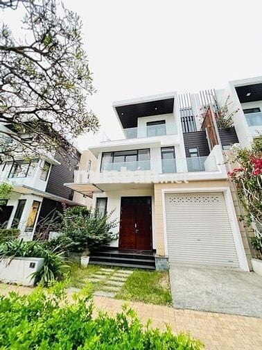 VILLA ĐỘC LẬP_DT: 10x18m_ĐÚC 3TẤM MỚI 99%_5PN_5WC_Sân Thượng
