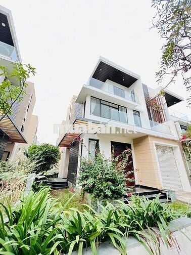 VILLA ĐỘC LẬP_DT: 10x18m_ĐÚC 3TẤM MỚI 99%_5PN_5WC_Sân Thượng
