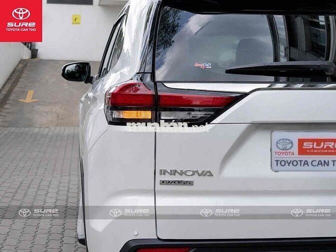 Toyota Innova Cross Hybrid 2024 Trắng 7 chỗ