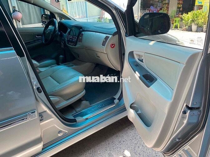 Toyota Innova 8 chỗ Số tự động ghi xám (mẫu mới)