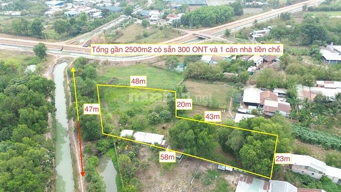 Đất vườn khu dân cư 2439m2 có 300tc. Giá 4 tỷ 500 triệu có TL tốt.