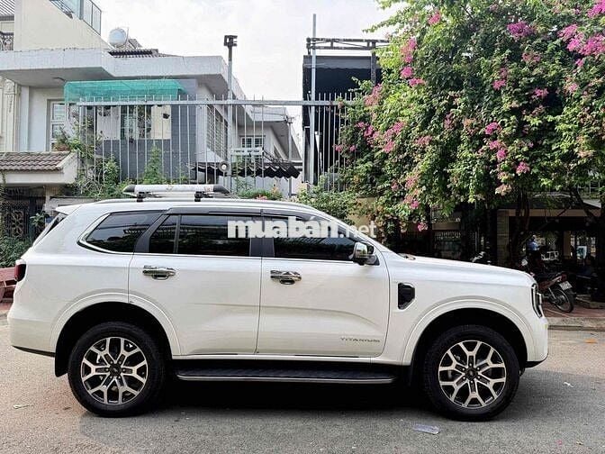 Ford Everest Titanium 4x2 2024 Trắng 15.900 km