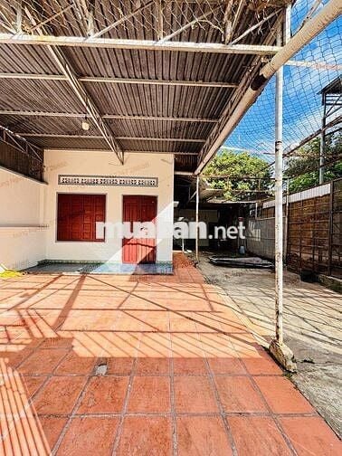 CHO THUÊ NHÀ - HẺM AMA THAO - ĐƯỜNG 2 XE TẢI NÉ NHAU - SÂN NHÀ XE TẢI