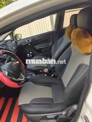 Ford Fiesta Trắng 5 chỗ