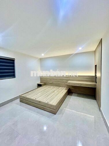 Nhà sát chợ và biển kiệt Nguyễn Chánh,siêu to thoáng