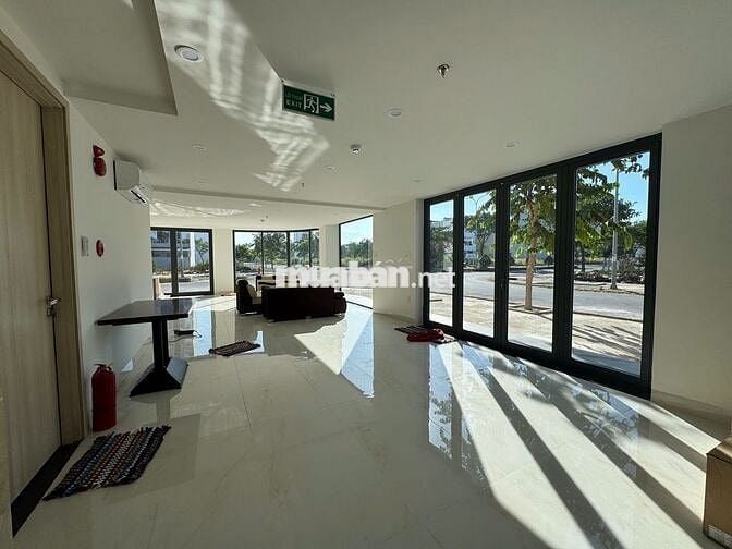 Mặt bằng 80m2 chỉ 8tr ngay đại học FPT, có sẵn nội thất + 2 điều hòa