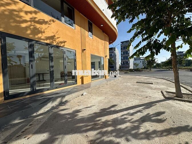 Mặt bằng 80m2 chỉ 8tr ngay đại học FPT, có sẵn nội thất + 2 điều hòa