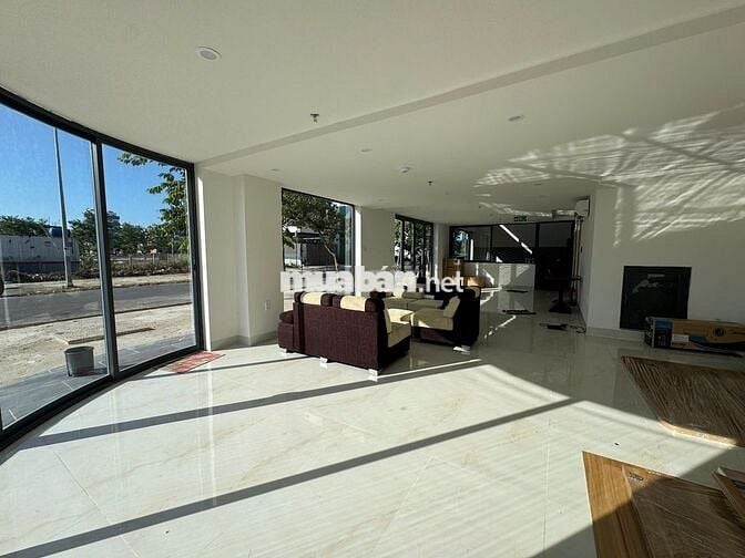 Mặt bằng 80m2 chỉ 8tr ngay đại học FPT, có sẵn nội thất + 2 điều hòa