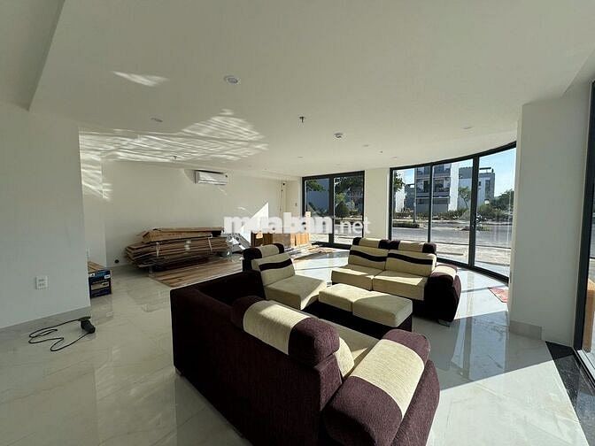 Mặt bằng 80m2 chỉ 8tr ngay đại học FPT, có sẵn nội thất + 2 điều hòa