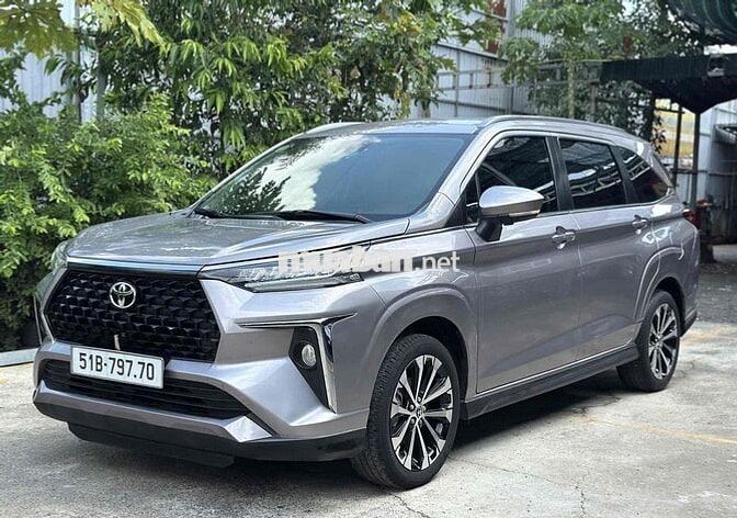 Toyota Veloz Cross Top 1.5CVT 2023 Bạc Tím