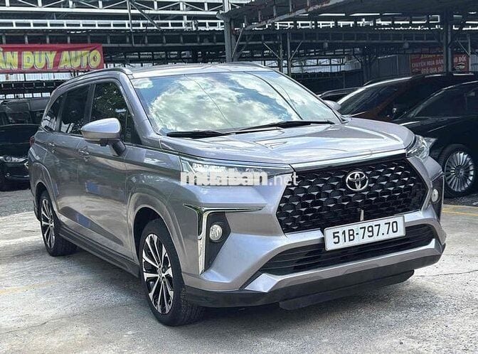 Toyota Veloz Cross Top 1.5CVT 2023 Bạc Tím