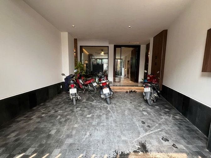 Bán nhà mới 100% có thang máy, sân vườn thoáng mát
