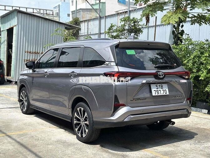 Toyota Veloz Cross Top 1.5CVT 2023 Bạc Tím