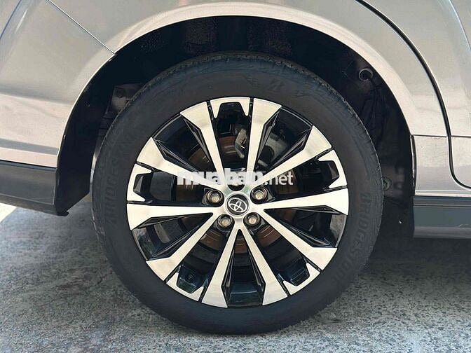 Toyota Veloz Cross Top 1.5CVT 2023 Bạc Tím