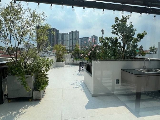 Bán nhà mới 100% có thang máy, sân vườn thoáng mát