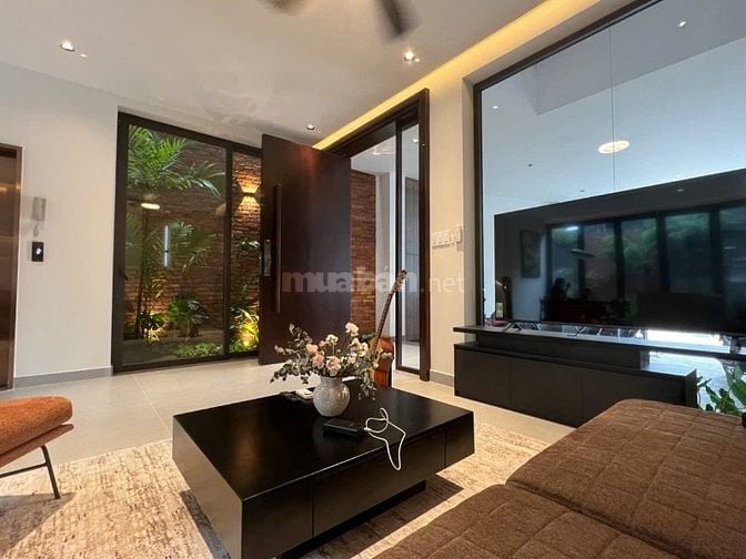 Bán nhà mới 100% có thang máy, sân vườn thoáng mát