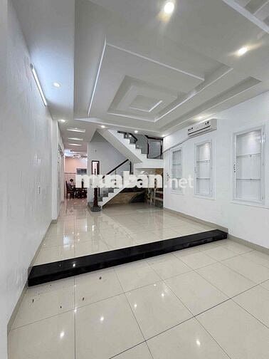Nhà 2 lầu rộng có nội thất KdC Hồng Phát