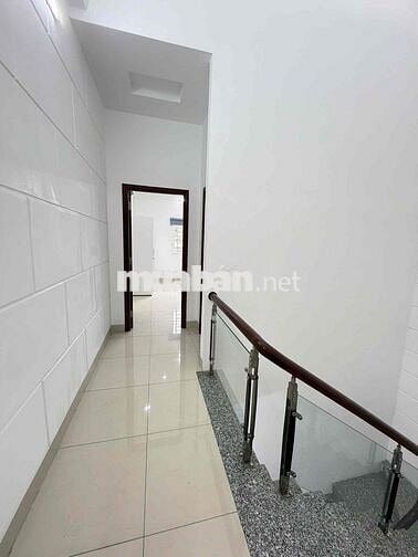 Nhà 2 lầu rộng có nội thất KdC Hồng Phát