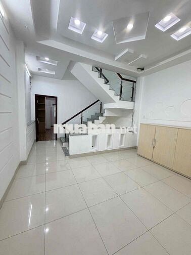 Nhà 2 lầu rộng có nội thất KdC Hồng Phát