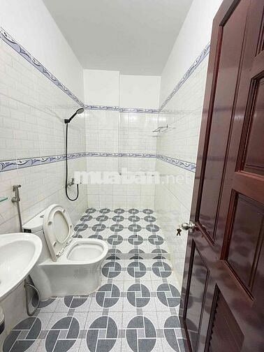 Nhà 2 lầu rộng có nội thất KdC Hồng Phát
