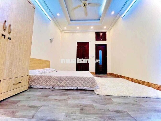 Cần cho thuê Phòng rộng tại phố khâm thiên